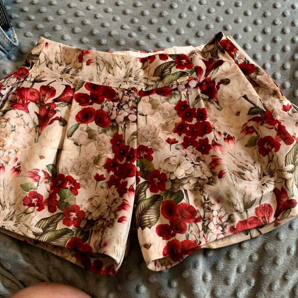 Girl size 7 velvet floral shorts, beautiful